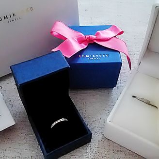 【組曲ジュエリー】の口コミ シンプルで華奢なものを探していました。そして、婚約指輪と結婚指輪を重ね...