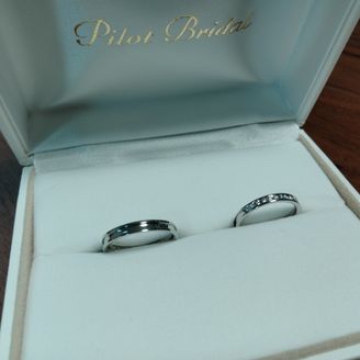 【PILOT BRIDAL(パイロットブライダル)】の口コミ 男性用の指輪はシンプルなデザインです。女性用の指輪はどの角度から見ても...
