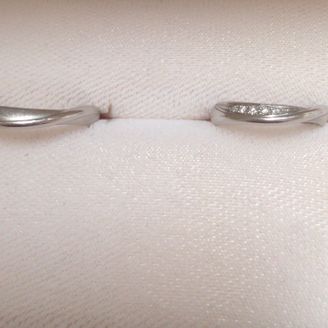 【Romantic Blue(ロマンティックブルー)】の口コミ 指輪の裏面への刻印が無料なのと、ブルーサファイアの石を埋め込んでもらえ...