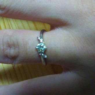 【PORTADA(ポルターダ)】の口コミ 一粒ダイヤのまわりのピンクダイヤモンドのデザインがめずらしい形でとても...