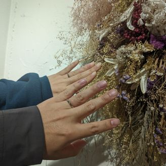 【HOSHI no SUNA 星の砂(ほしのすな)】の口コミ シンプルかつちょっとした特徴があったため
婚約指輪と合わせたときに、結...