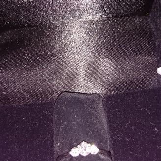 【D&D 144】の口コミ 人気のデザインで、大粒のダイヤの横に小粒のダイヤがあしらわれているとこ...