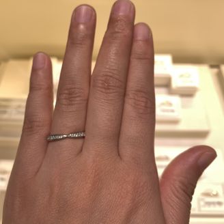 【ギンザタナカブライダル(GINZA TANAKA BRIDAL)】の口コミ リボンのように真ん中がへこんだデザインの指輪です。コトアコトはフランス...