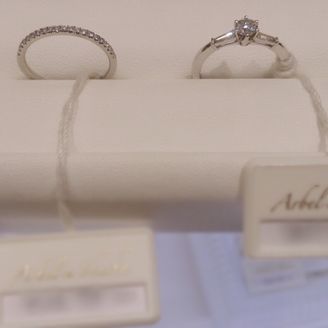 【アーヴェルシュシュ(arbel shushu)】の口コミ こちらの指輪はハーフエタニティタイプです。キラキラと並んでいるダイヤモ...