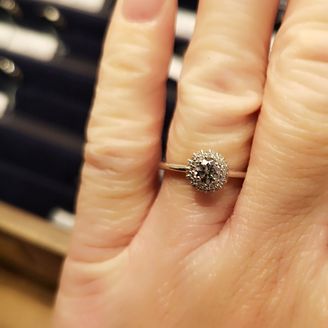 【Mr.MONDIAM & Ms.APHRODITE(ミスターモンディアムアンドミスアフロディーテ)】の口コミ ゴージャスで人と被らないのがおすすめです。元々シンプルなデザインよりも...