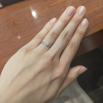【SANJI(サンジ)】の口コミ ウェーブがかったリングが指をきれいに見せてくれます。リングに沿ったダイ...