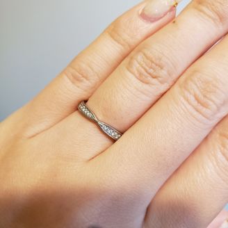 【ギンザタナカブライダル(GINZA TANAKA BRIDAL)】の口コミ 【デザインについて】
最初はフルエタニティで探していたのですが、生活が...