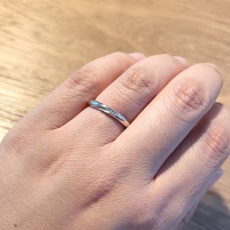 【出雲結(いずもゆい)】の口コミ 細身でも地金がたくさん使われていて、厚みがある指輪でした。斜めのライン...