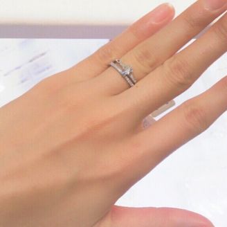 【アーヴェルシュシュ(arbel shushu)】の口コミ こちらの婚約指輪は真ん中のブリリアントカットのダイヤモンドの両サイドに...