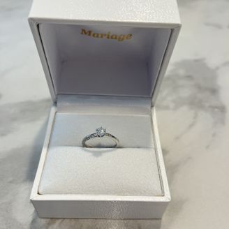 【Quand de Mariage(クワンドゥマリアージュ)】の口コミ S字カーブの指輪で、かつ横にダイヤが入っているものがよかったので、この...