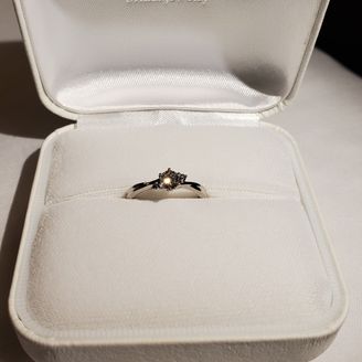 【シャルクレール】の口コミ この指輪はメインダイヤの横に小さいダイヤが付いており、本来そのダイヤが...