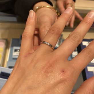 【ミルフローラ(Milluflora)】の口コミ シンプルなデザインだけど、ダイヤがきらっと輝きおしゃれなデザインだと思...