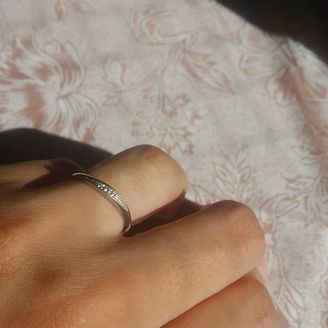 【サマンサシルヴァブライダル】の口コミ 関節がふとく、真っ直ぐな指輪だと指の短さが目立つので、ななめのデザイン...