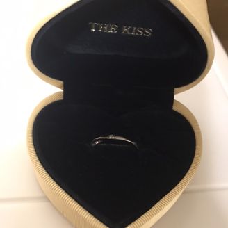 【THE KISS(ザ・キッス)】の口コミ ウェーブ状の形で、真ん中に宝石が一つ埋まっているシンプルなデザインです...