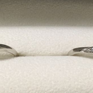 【SWEET BLUE DIAMOND(スウィートブルーダイヤモンド)】の口コミ シンプルなデザイン、くっついている石もあまり大きくないもの、細身でリン...