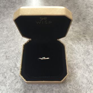 【ウィスプ(WISP)】の口コミ 主人が誕生日に婚約指輪をくれました。決め手はブルーダイヤが入っていた所...