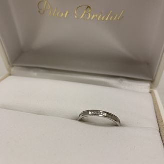【PILOT BRIDAL(パイロットブライダル)】の口コミ マット部分のかっこよさ、真ん中に控えめに輝くダイヤの可愛らしさ、他には...