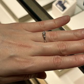 【ROYAL ASSCHER(ロイヤル・アッシャー)】の口コミ ロイヤルアッシャーの2石タイプのものを試着しました。曲線のデザインに2...