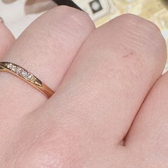 【CHARMY(チャーミー)】の口コミ プラチナではなく、ピンクゴールドで、ウェーブがかかっていてダイヤがつい...