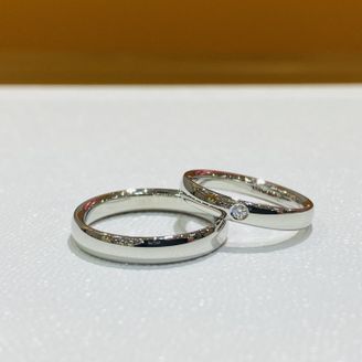 【REGALO(レガロ)】の口コミ シンプルなデザインでも、幅や質感にこだわりたかったので、こちらの指輪に...