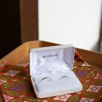 【BLOOM(ブルーム)】の口コミ 毎日付ける物なのでシンプルなデザインにしました。
婚約指輪は遠出して別...