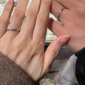 【THE KISS(ザ・キッス)】の口コミ プラチナ素材で、シンプルなデザインの指輪が多いですので飽きなさそうです...