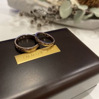 【IMMORTAL MAULOA COLLECTION(イモータル マウロア コレクション)】の口コミ シンプルなデザインを探していましたが、シンプルすぎてもどれも同じに見え...