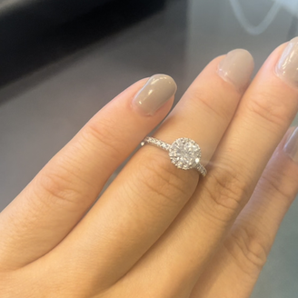 【Kensington Diamonds(ケンジントンダイヤモンズ)】の口コミ ヘイローデザインが売れ筋のようです。
照明の力もあると思いますが、動画...