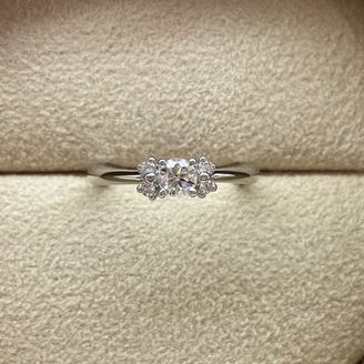 【COLANY(コラニー)】の口コミ センターダイヤモンドの横に可愛いリボンのダイヤが4個着いていて、華やか...