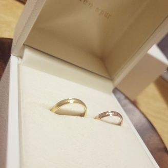 【NEUSPUR(ノイシュプール)】の口コミ 最初に見たときから、ゴールドとピンクゴールドの色合いと槌目の加工が良く...