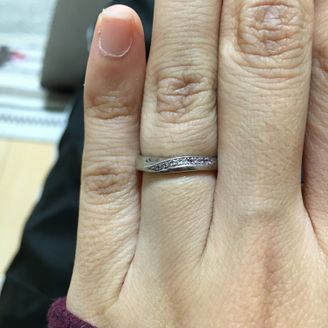 【LAVENNA(ラヴェンナ)】の口コミ デザインはひねりのデザインと決めて来店しました。指輪の幅が細いものから...