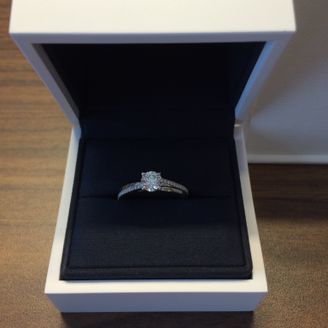 【デビアス(DE BEERS)】の口コミ 百貨店の中に入っている有名ブランドなど、いくつかのブランドで迷いました...