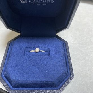 【ROYAL ASSCHER(ロイヤル・アッシャー)】の口コミ センターダイヤモンドの周りに、メレーダイヤモンドが12個あるので、光を...