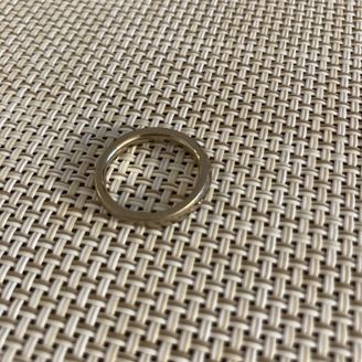 【Joie de treat.(ジョア・ドゥ・トリート)】の口コミ シンプルですが、ツイストが入っておりオシャレなデザインです。カラーもゴ...