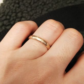 【Hamri(ハムリ)】の口コミ 指輪の外側のデザインは彼女と共通して好きな犬の足跡を、内側には結婚予定...