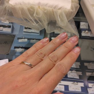 【Romantic Blue(ロマンティックブルー)】の口コミ とてもシンプルなリングで派手すぎず丁度良いデザインです。
派手すぎるデ...