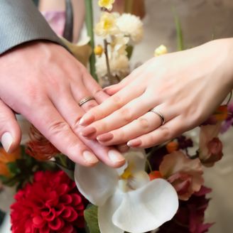 【Aroode(アローデ)】の口コミ チタンのものは固く加工が難しいとのことで、形も、石の配置のデザインも単...