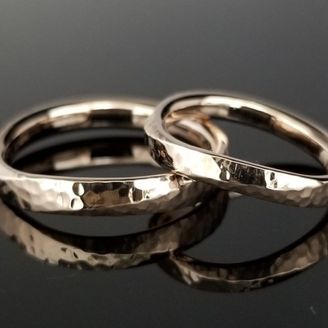 【TANZO.(鍛造指輪)】細かな槌目とコーラルゴールドがマッチした結婚指輪