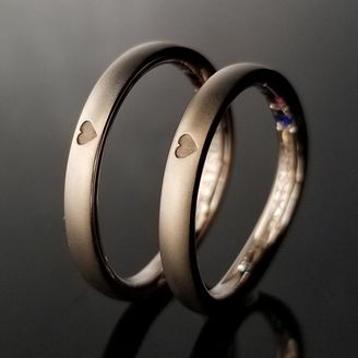 【TANZO.(鍛造指輪)】TANZOオリジナルカラーにレーザー刻印でワンポイントのある結婚指輪