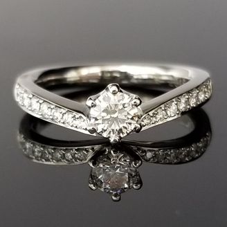 【TANZO.(鍛造指輪)】V字のカーブの婚約指輪