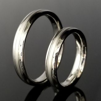 【TANZO.(鍛造指輪)】梨地と鏡面で表情を変えたマリッジリング