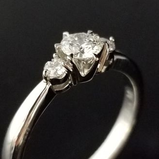 【TANZO.(鍛造指輪)】エレガントさとキュートさを合わせ持つご婚約指輪