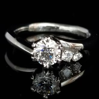 【TANZO.(鍛造指輪)】アシンメトリーのエンゲージリング