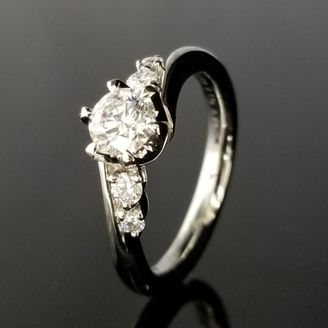 【TANZO.(鍛造指輪)】 カーブに合わせて2石ずつメレダイヤをセッティングされた婚約指輪