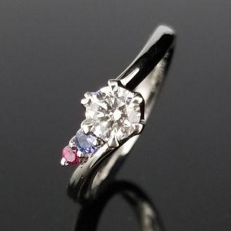 【TANZO.(鍛造指輪)】お二人の誕生石を脇石に添えた婚約指輪