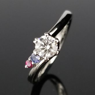【TANZO.(鍛造指輪)】 お二人の誕生石を脇石に添えた婚約指輪