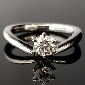 【TANZO.(鍛造指輪)】お手元を長く綺麗に魅せるV字デザインのご婚約指輪