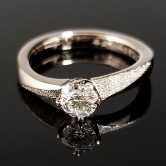 【TANZO.(鍛造指輪)】コーラルゴールドの淡い輝きが優しくダイヤを包み込むご婚約指輪