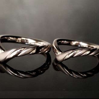 【TANZO.(鍛造指輪)】 くっきりとしたV字デザインの結婚指輪