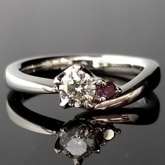 【TANZO.(鍛造指輪)】紫色のメレダイヤが可憐なアクセントのご婚約指輪